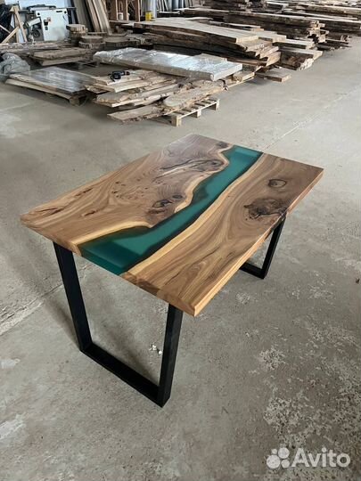 Стол из эпоксидной смолы река