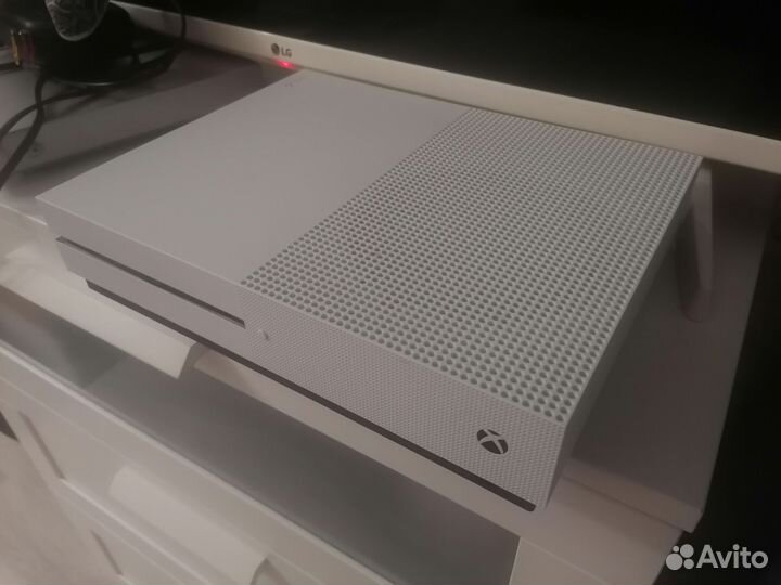 Xbox One S 1tb+Геймпад