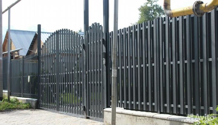 Забор из евроштакетника работа по договору под клю