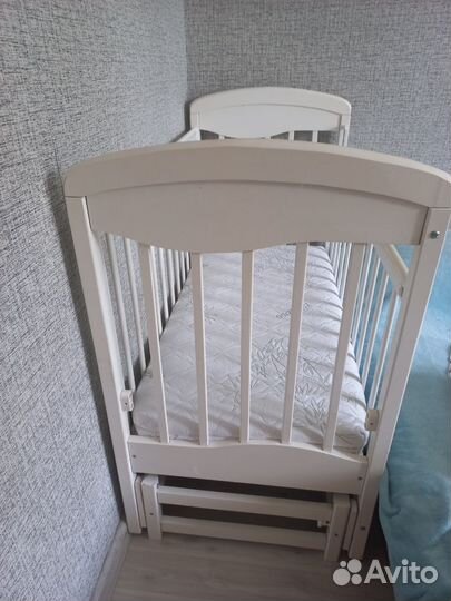 Детская кроватка с продольным маятником