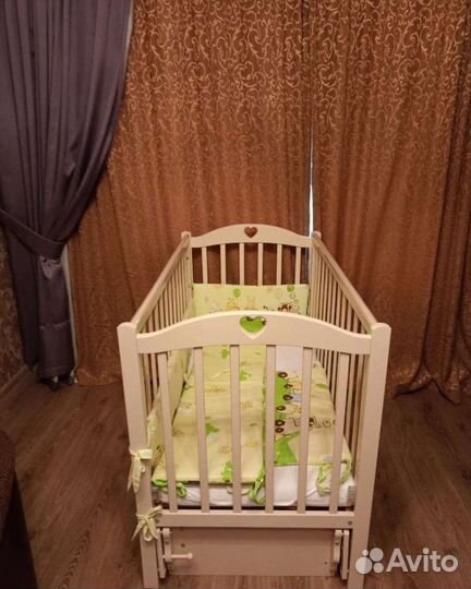 Детская кроватка с маятником и ящиком
