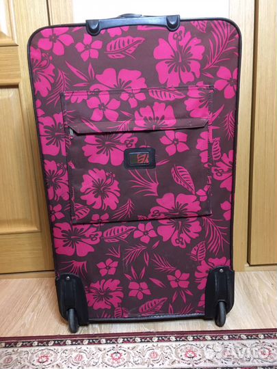 Чемодан на колесах реально большой