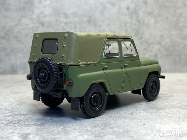 Коллекционная модель уаз-469Б хаки 1:43