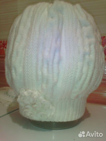 Теплая новая вязаная шапочка