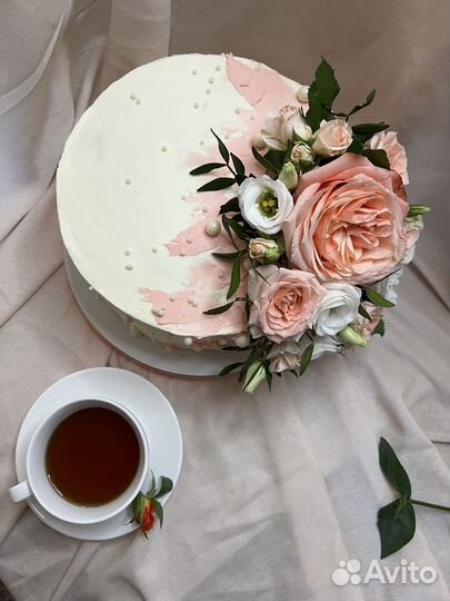 Свадебный торт с живыми цветами