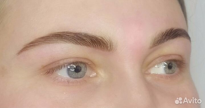 Модель на брови