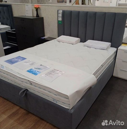 Кровать двуспальная с высоким изголовьем