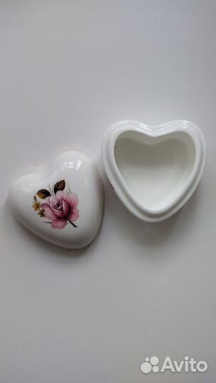 Фарфоровая шкатулочка