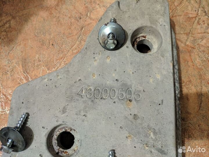 Противовес верхний 43000505