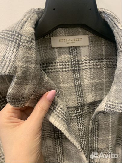 Едет покупателю в профиле много брендовых вещей