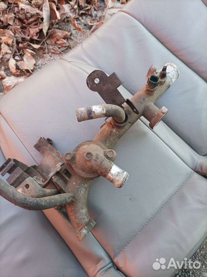 Maxima A33 Водяной патрубок с термостатом б/у