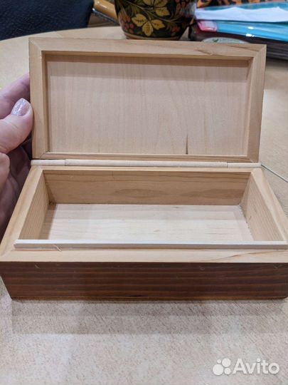 Деревянная шкатулка с соломкой