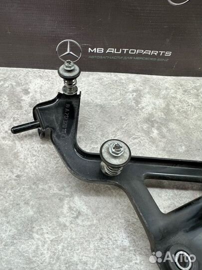 Кронштейн задний Mercedes-Benz Cls350 C218
