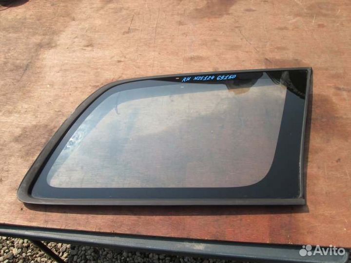 Стекло собачника правое Toyota Corolla Fielder