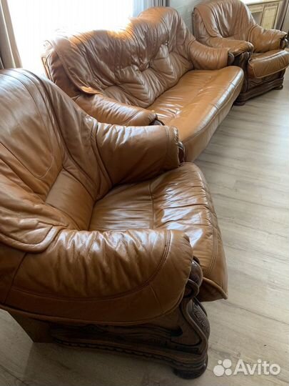 Кожаный диван и 2 кресла