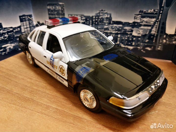 Коллекционная модель Ford Crown Victoria lacp 1:24