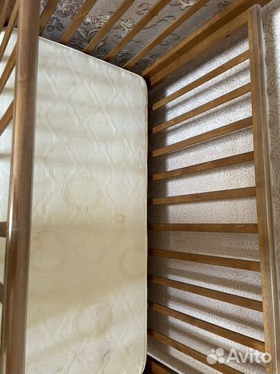 Детская кроватка с маятником и ящиком