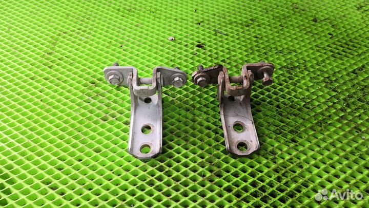 Петли двери передней левый Mitsubishi lancer 9