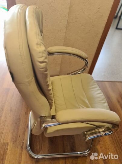 Офисное кожаное кресло