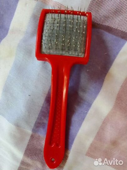 Игрушки, поводок и расческа для кошек