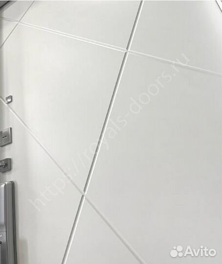 Входная дверь с электромеханическим замком