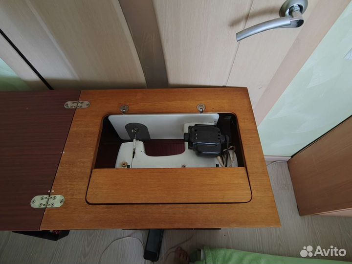 Швейная машина Чайка 142м