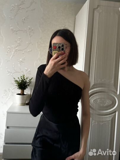 Кофта с открытым плечом юбка атласная