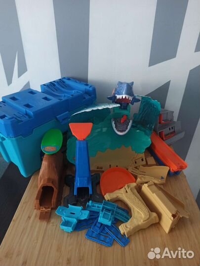 Hot wheels Схватка с акулой и track builder