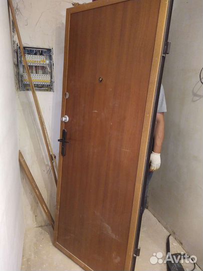 Дверь входная металлическая б/у