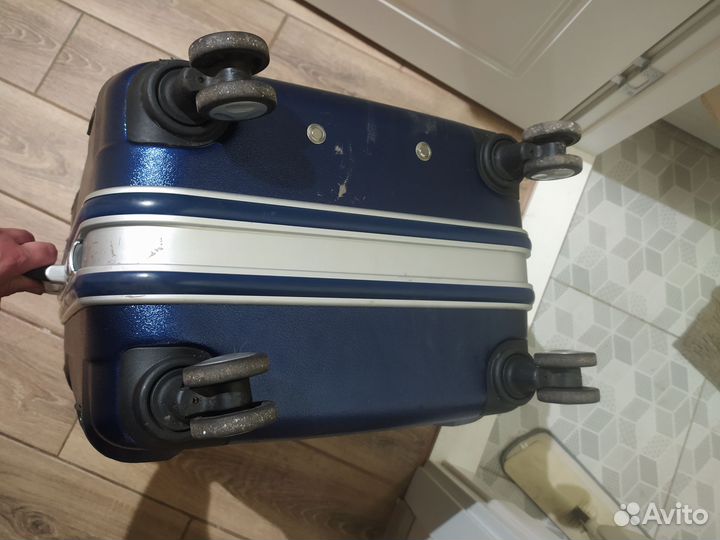 Чемодан на колесах с ручкой большой