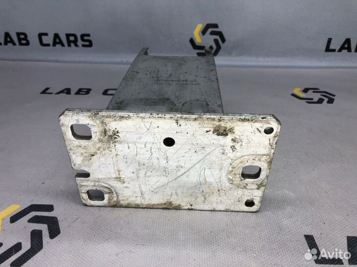 Кронштейн усилителя бампера передний правый Audi