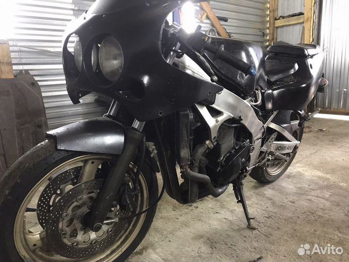 Suzuki GSX R400R запчасти разбор