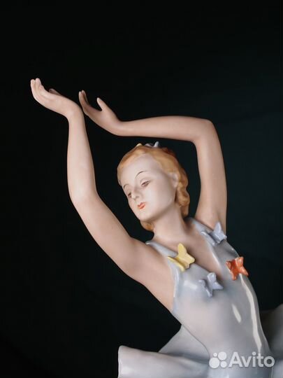 Фарфоровая статуэтка 