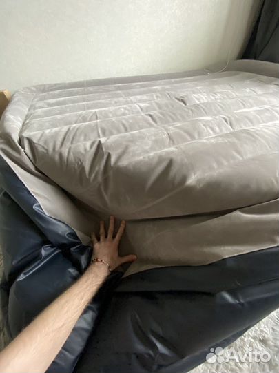 Спускает надувной матрас кровать intex