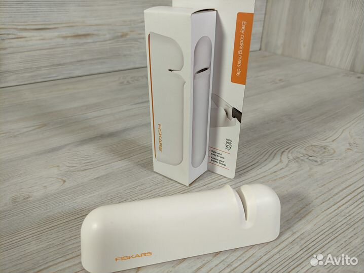 Точилка для ножей Roll-Sharp Fiskars