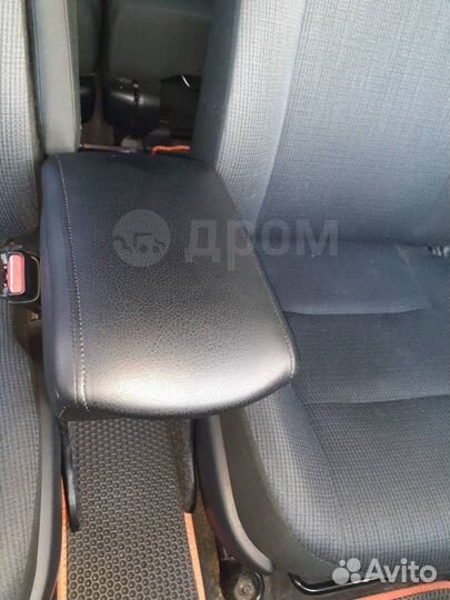 Подлокотник Toyota Sienta