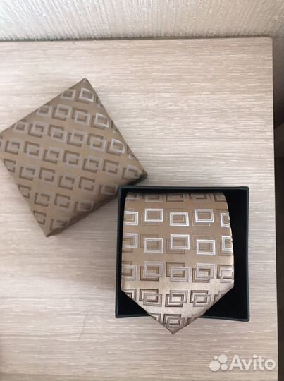 Новый мужской галстук в подарочной коробочке