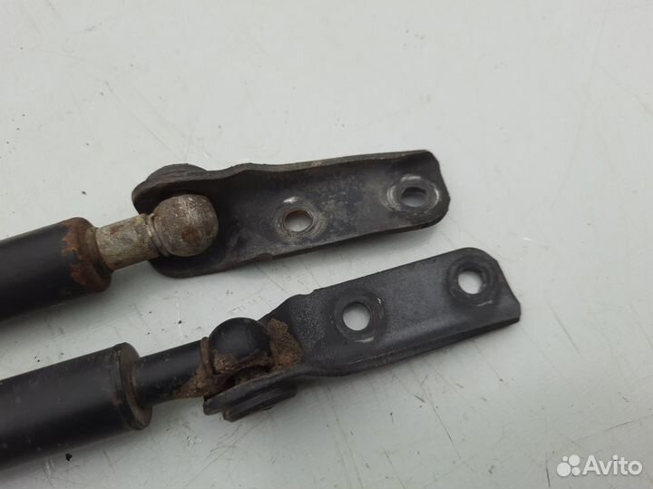 Амортизатор крышки багажника Volkswagen Passat B3