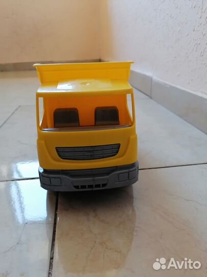 Грузовик желтый и большая красная машина