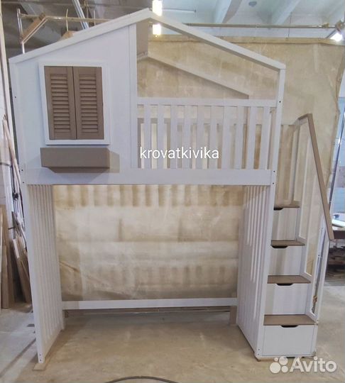 Детская кровать чердак домик с лестницей комодом