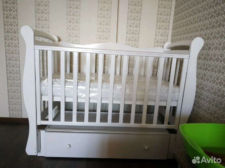 Детская кроватка с универсальным маятником