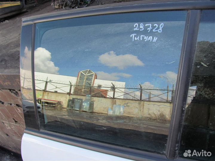 Стекло двери задней левой Volkswagen Tiguan I 20