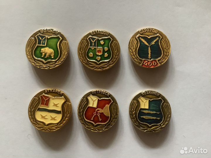 Продам значки и альбомы для значков