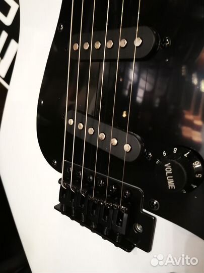 Электрогитара + комбоусилитель (комплект)