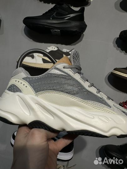 Кроссовки женские Adidas yeezy 700