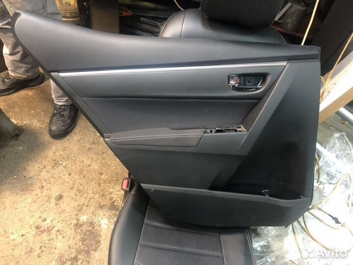 Обшивка задняя левая правая Corolla 180 13-16г