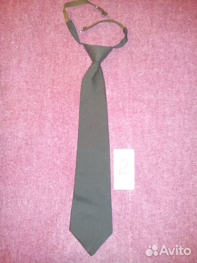 Галстук военный зелёного цвета