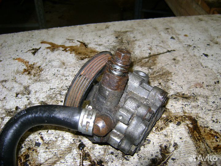 Насос гур U1G07348 Тойота Авенсис