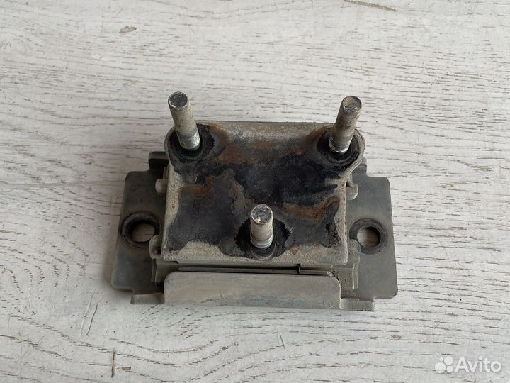 Nissan Patrol Y62 Подушка коробки