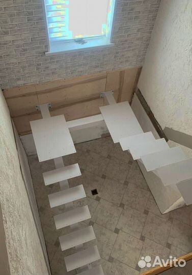 Г-образная лестница с поворотом